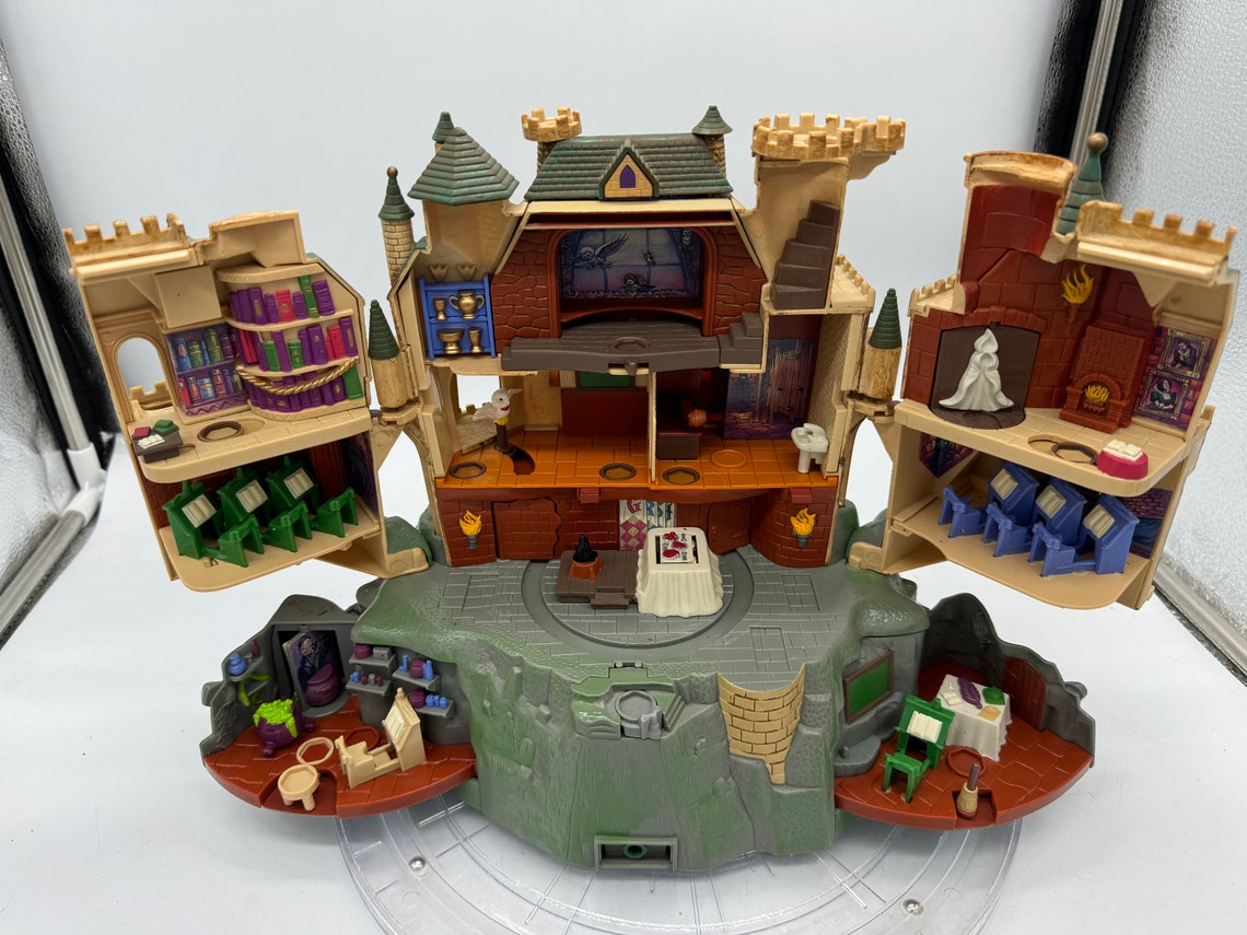 2001 Polly Pocket Harry Potter Hogwarts Castle